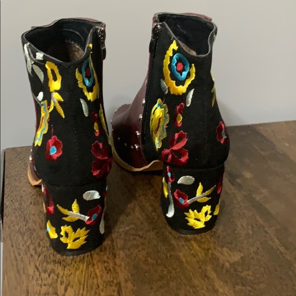 SOLD!! Boots Embroidered Accent - Picture 4 of 8